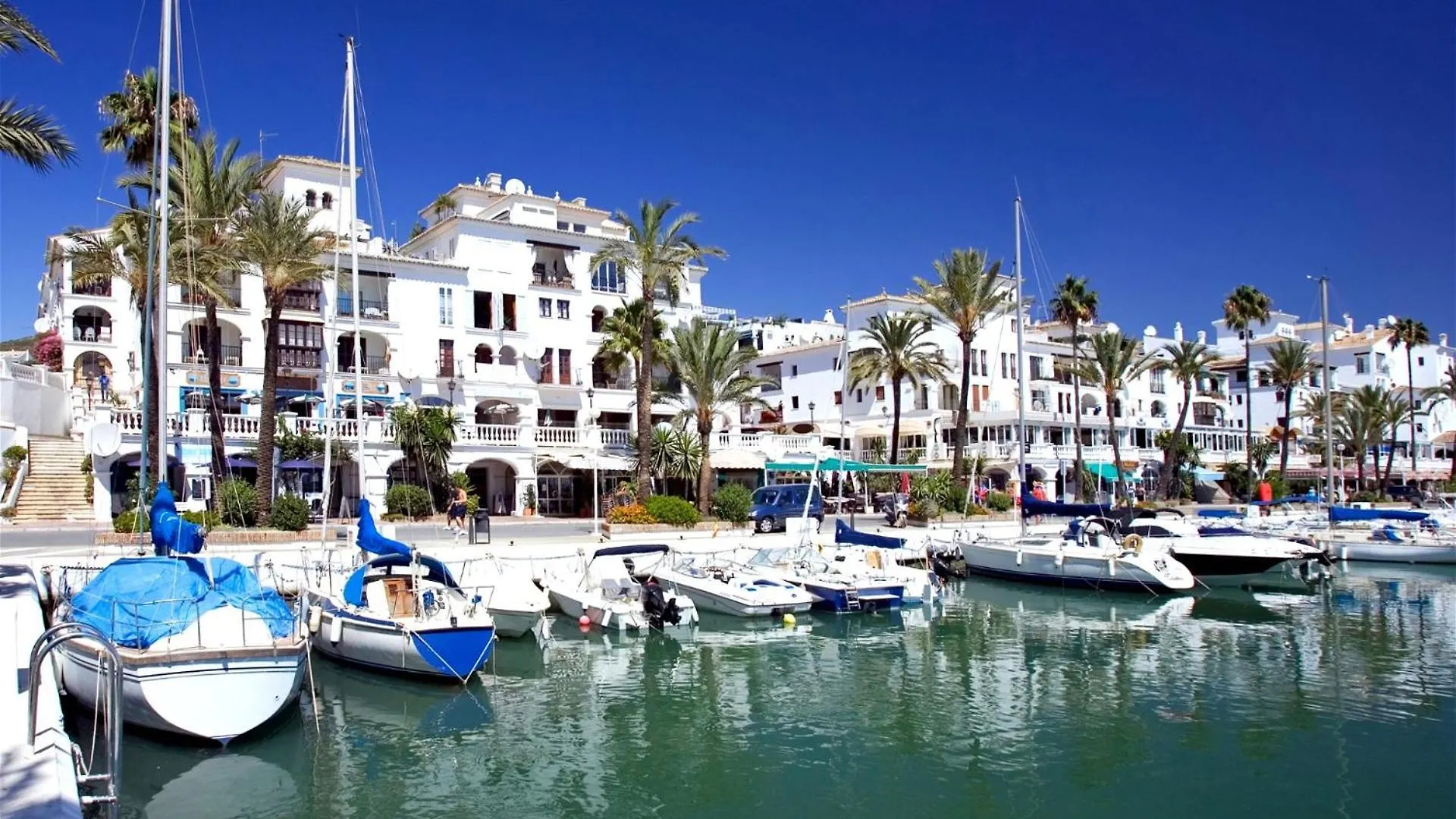 Apartment Chic Mediterranean Living In This Three-Bedroom Penthouse Situated In The San Roque Club Resort Sotogrande